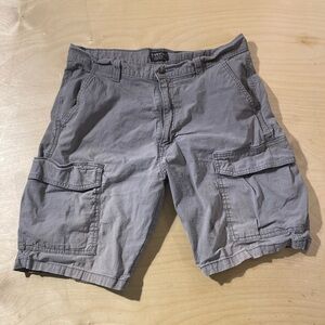 Signature by Levi Strauss Gray Cargo Shorts for Men 34 (NX)
